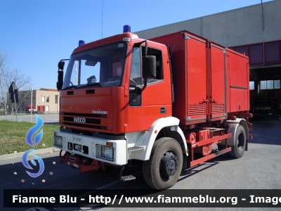 Iveco EuroCargo 135E23 4x4 I serie
Vigili del Fuoco
 Comando Provinciale di Bologna
 Colonna Mobile Regione Emilia Romagna
Carro Gruppo Elettrogeno
VF 21587
Parole chiave: Iveco EuroCargo_135E23_4x4_Iserie VF21587