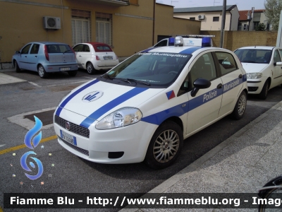 Fiat Grande Punto
Polizia Municipale Unione dei Comuni 
di Ro, Copparo, Jolanda di Savoia, 
Berra, Formignana, Tresigallo
 Allestimento Focaccia
 POLIZIA LOCALE YA 124 AB
Parole chiave: Fiat Grande_Punto POLIZIALOCALEYA124AB