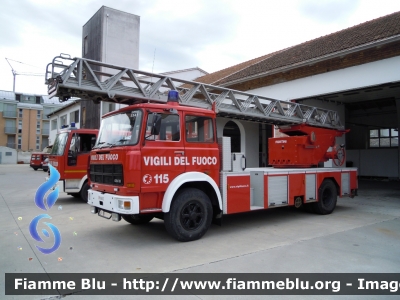 Fiat 684N
Vigili del Fuoco
Comando Provinciale di Parma
Distaccamento Permanente di Fidenza
AutoScala allestimento Magirus-Macchi ricondizionata Fortini
VF 10819

Si ringrazia il Comando provinciale e tutto il personale permanente e volontario per la collaborazione 
Parole chiave: Fiat 684N VF10819