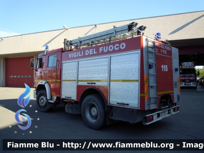 Iveco 180-24
Vigili del Fuoco
Comando Provinciale di Parma
AutoPompaSerbatoio allestimento Baribbi
VF 15597
 
Si ringrazia il Comando provinciale e tutto il personale permanente e volontario per la collaborazione
Parole chiave: Iveco 180-24 VF15597