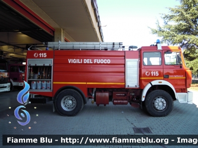 Iveco 190-26
Vigili del Fuoco
Comando Provinciale di Parma
AutoBottePompa allestimento Baribbi ricondizionata Fortini
VF 16563

Si ringrazia il Comando provinciale e tutto il personale permanente e volontario per la collaborazione
Parole chiave: Iveco 190-26 VF16563