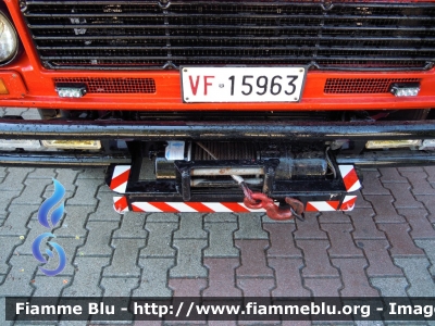 Iveco VM90
Vigili del Fuoco
 Comando Provinciale di Parma
Polisoccorso allestimento Baribbi, ricondizionato Fortini.
Particolare del verricello anteriore con predisposizione per attacco della piastra Saf
VF 15963

 Si ringrazia il Comando provinciale e tutto il personale permanente e volontario per la collaborazione 
Parole chiave: Iveco VM90 VF15963