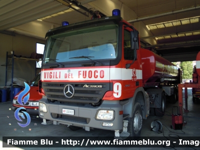 Mercedes-Benz Actros 2044 4x4 II serie
Vigili del Fuoco
Comando Provinciale di Parma
Trattore con semirimorchio Sacim
VF 24000
VF R 2967

Si ringrazia il Comando provinciale e tutto il personale permanente e volontario per la collaborazione
Parole chiave: Mercedes-Benz Actros_2044_4x4_IIserie VF24000 VFR2967