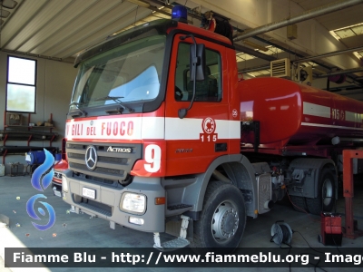 Mercedes-Benz Actros 2044 4x4 II serie
Vigili del Fuoco
Comando Provinciale di Parma
Trattore con semirimorchio Sacim
VF 24000
VF R 2967

Si ringrazia il Comando provinciale e tutto il personale permanente e volontario per la collaborazione
Parole chiave: Mercedes-Benz Actros_2044_4x4_IIserie VF24000 VFR2967