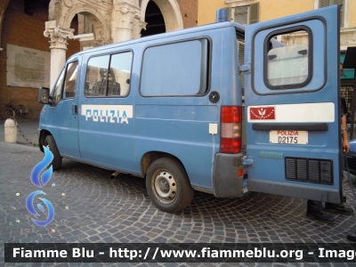 Fiat Ducato II serie
Polizia di Stato
Reparto Mobile
Servizio Cinofili
POLIZIA D2175
Festa della Polizia Ferrara 2011
Parole chiave: Fiat Ducato_IIserie POLIZIAD2175 Festa_della_Polizia_Ferrara_2011