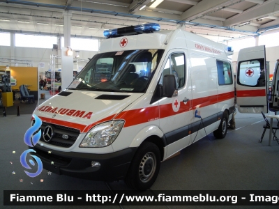 Mercedes-Benz Sprinter III serie
Croce Rossa Italiana
 Comitato Locale di Caravaggio (BG)
 Ambulanza Allestita Alessi & Bacagli
In esposizione al Reas 2011
Parole chiave: Mercedes-Benz Sprinter_IIIserie Ambulanza Reas_2011