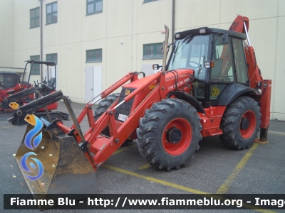 JCB 4CX
Vigili del Fuoco
Comando Provinciale di Ferrara
Colonna Mobile Regionale
Movimento Terra
 VF 21657 
Santa Barbara 2011 Ferrara
Parole chiave: JCB 4CX VF21657 Santa_Barbara_VVF_2011