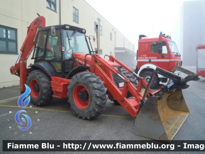 JCB 4CX
Vigili del Fuoco
Comando Provinciale di Ferrara
Colonna Mobile Regionale
Movimento Terra
 VF 21657 
Santa Barbara 2011 Ferrara
Parole chiave: JCB 4CX VF21657 Santa_Barbara_VVF_2011