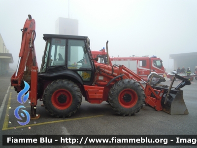 JCB 4CX
Vigili del Fuoco
Comando Provinciale di Ferrara
Colonna Mobile Regionale
Movimento Terra
 VF 21657 
Santa Barbara 2011 Ferrara
Parole chiave: JCB 4CX VF21657 Santa_Barbara_VVF_2011