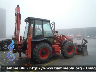 JCB 4CX
Vigili del Fuoco
Comando Provinciale di Ferrara
Colonna Mobile Regionale
Movimento Terra
 VF 21657 
Santa Barbara 2011 Ferrara
Parole chiave: JCB 4CX VF21657 Santa_Barbara_VVF_2011