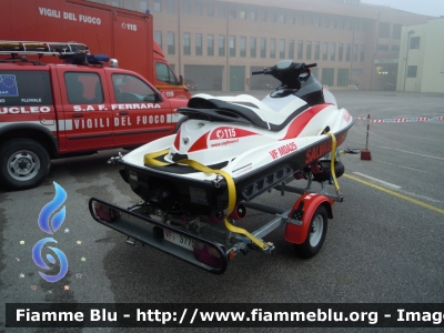 Bombardier Sea Doo GTI 4-Tec 130 
Vigili del Fuoco
Comando Provinciale di Ferrara
Nucleo Salvamento Acquatico
VF MDA 25
Su carrello Umbra Rimorchi
VF R 3775
Santa Barbara 2011 Ferrara
Parole chiave: Bombardier Sea_Doo_GTI_4-Tec_130  VFMDA25 Santa_Barbara_VVF_2011