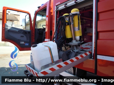 Mercedes-Benz Atego 1828 I serie
Vigili del Fuoco
 Comando Provinciale di Bologna
 Distaccamento Volontario di Medicina
 AutoBottePompa allestimento Bai
Ricondizionata Carrozzaria Fortini
 Caricamento 1° vano sinistro
particolare della slitta
 VF 22993
 Si ringrazia tutto il personale per la disponibilità
Parole chiave: Mercedes-Benz Atego_1828_Iserie VF22993