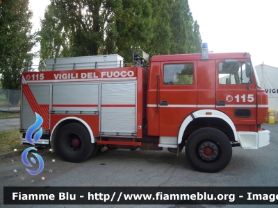 Iveco 190-26
Vigili del Fuoco
Comando Provinciale di Vicenza 
Distaccamento Permanente di Asiago (VI)
AutoPompaSerbatoio allestimento Baribbi
VF 15821
Parole chiave: Iveco 190-26 VF15821