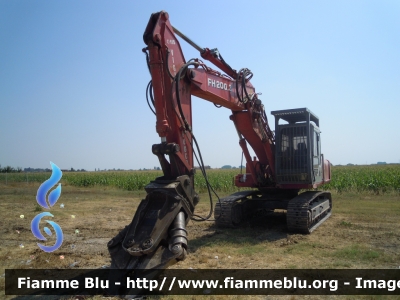 Fiat Hitachi FH200.3
Vigili del Fuoco
Comando Provinciale di Roma
G.O.S. (Gruppo Operativo Speciale) Roma
Equipaggiato di pinza frantumatrice 
idraulica da demolizione
Parole chiave: Fiat Hitachi FH200.3