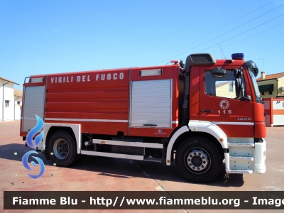 Mercedes-Benz Atego 1828 I serie
Vigili del Fuoco
Comando Provinciale di Rovigo
Distaccamento Permanente di Adria
AutoBottePompa allestimento Bai
VF 22460
Parole chiave: Mercedes-Benz Atego_1828_Iserie VF22460