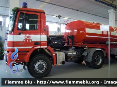 Mercedes-Benz Actros 2044 4x4 II serie
Vigili del Fuoco
Comando Provinciale di Brescia
Trattore con semirimorchio Sacim
VF 23215
VF R 2957
In esposizione al Reas 2012
Parole chiave: Mercedes-Benz Actros_2044_4x4_IIserie VF23215 VFR2957