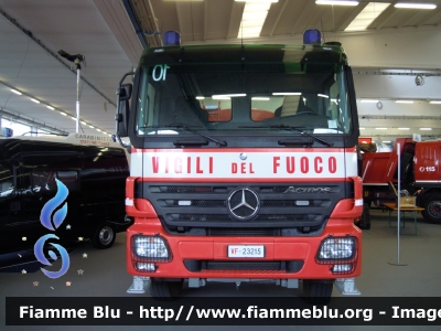 Mercedes-Benz Actros 2044 4x4 II serie
Vigili del Fuoco
Comando Provinciale di Brescia
Trattore con semirimorchio Sacim
VF 23215
VF R 2957
In esposizione al Reas 2012
Parole chiave: Mercedes-Benz Actros_2044_4x4_IIserie VF23215 VFR2957