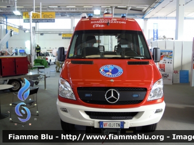 Mercedes-Benz Sprinter 4x4 III serie
Vigili del Fuoco
Corpo Permanente di Trento
Nucleo Sommozzatori
Allestimento DiviTec
VF 0J1 TN
In esposizione al Reas 2012
Parole chiave: Mercedes-Benz Sprinter_4x4_IIIserie VF0J1TN Reas_2012