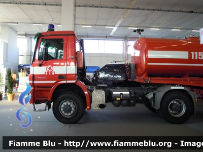 Mercedes-Benz Actros 2044 4x4 II serie
Vigili del Fuoco
Comando Provinciale di Brescia
Trattore con semirimorchio Sacim
VF 23215
VF R 2957
In esposizione al Reas 2012
Parole chiave: Mercedes-Benz Actros_2044_4x4_IIserie VF23215 VFR2957