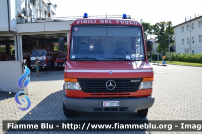 Mercedes-Benz Vario 612D
Vigili del Fuoco
Comando Provinciale di Forlì-Cesena
AF-UCL NBCR
VF 20710
Parole chiave: Mercedes-Benz Vario_612D VF21710