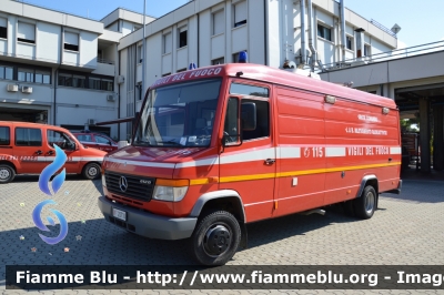 Mercedes-Benz Vario 612D
Vigili del Fuoco
Comando Provinciale di Forlì-Cesena
AF-UCL NBCR
VF 20710
Parole chiave: Mercedes-Benz Vario_612D VF21710