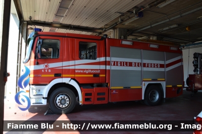 Mercedes-Benz Actros 1841 II serie
Vigili del Fuoco
Comando Provinciale di Forlì-Cesena
AutoPompaSerbatoio allestimento Bai
VF 22269
Parole chiave: Mercedes-Benz Actros_1841_IIserie VF22629