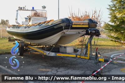 Gommone Prestige 600
Vigili del Fuoco
Comando Provinciale di Ferrara
Distaccamento Permanente di Comacchio
Nucleo Salvamento Acquatico
Parole chiave: Santa_Barbara_2018