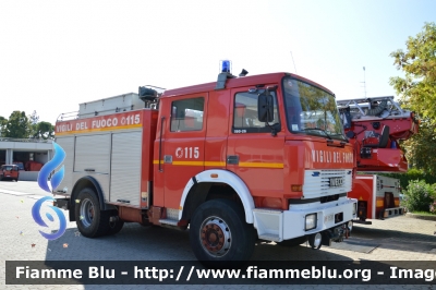 Iveco 190-26
Vigili del Fuoco
Comando Provinciale di Forlì Cesena
AutoPompaSerbatoio allestimento Baribbi
VF 15783
Parole chiave: Iveco 190-26 VF15783