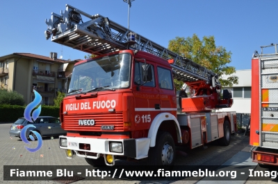 Iveco 190-26
Vigili del Fuoco
Comando Provinciale di Forlì Cesena
AutoScala da 30 metri allestimento Iveco-Magirus ricondizionata Fortini
VF 16770
Parole chiave: Iveco 190-26 VF16770