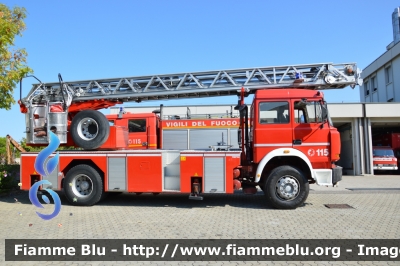 Iveco 190-26
Vigili del Fuoco
Comando Provinciale di Forlì Cesena
AutoScala da 30 metri allestimento Iveco-Magirus ricondizionata Fortini
VF 16770
Parole chiave: Iveco 190-26 VF16770