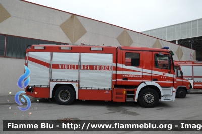 Mercedes-Benz Actros 1841 II serie
Vigili del Fuoco
Comando Provinciale di Roma
AutoPompaSerbatoio allestimento Bai
VF 23311
Parole chiave: Mercedes-Benz Actros_1841_IIserie VF22591 Reas_2013