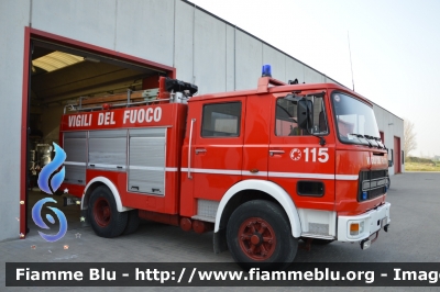 Iveco 160
Vigili del Fuoco
Comndo Provinciale di Ferrara
Distaccamento Volontario di Copparo
AutoPompaSerbatoio allestimento Baribbi
VF 11802
Parole chiave: Iveco 160 VF11802