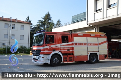 Mercedes-Benz Actros 1841 II serie
Vigili del Fuoco
Comando Provinciale di Forlì-Cesena
AutoPompaSerbatoio allestimento Bai
VF 24453
Parole chiave: Mercedes-Benz Actros_1841_IIserie VF24453