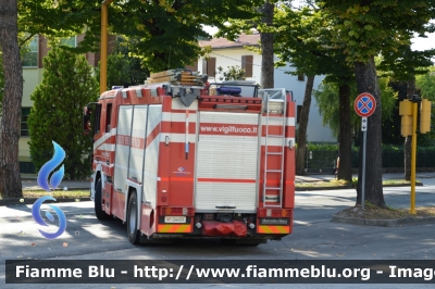 Mercedes-Benz Actros 1841 II serie
Vigili del Fuoco
Comando Provinciale di Forlì-Cesena
AutoPompaSerbatoio allestimento Bai
VF 24453
Parole chiave: Mercedes-Benz Actros_1841_IIserie VF24453