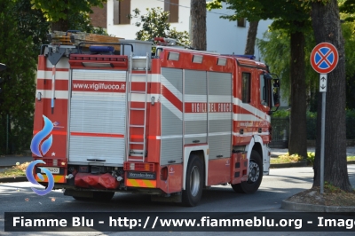 Mercedes-Benz Actros 1841 II serie
Vigili del Fuoco
Comando Provinciale di Forlì-Cesena
AutoPompaSerbatoio allestimento Bai
VF 24453
Parole chiave: Mercedes-Benz Actros_1841_IIserie VF24453