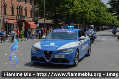 Alfa Romeo Nuova Giulia Q4
Polizia di Stato
Polizia Stradale
POLIZIA M2700
In scorta al Giro d'Italia 2018
Parole chiave: Alfa-Romeo Nuova_Giulia_Q4 POLIZIAM2700 Giro_d_Italia_2018