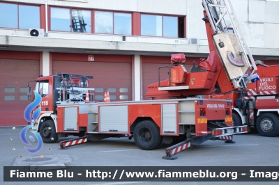 Iveco EuroFire 150E27 I serie
Vigili del Fuoco
Comando Provinciale di Bologna
AutoScala da 37 metri allestimento Iveco-Magirus
VF 19386
Parole chiave: Iveco EuroFire_150E27_Iserie VF19386 Santa_Barbara_VVF_2013