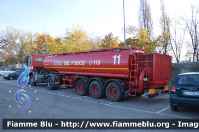 Mercedes-Benz Actros 2044 4x4 II serie
Vigili del Fuoco
Comando Provinciale di Bologna
Distaccamento Areoportuale
Trattore con semirimorchio Sacim
VF 22009
VF R 2745
Parole chiave: Mercedes-Benz Actros_2044_4x4_IIserie VF22009 VFR2745 Santa_Barbara_VVF_2013