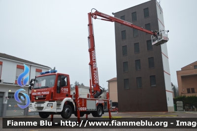 Iveco EuroCargo 120E22 III serie
Vigili del Fuoco
Comando Provinciale di Reggio Emilia
Piattaforma antincendio da 28 metri
Allestimento Cela
VF 27010

Si ringrazia il Comandante e tutto il 
personale del Comando per la 
disponibilità e la collaborazione
Parole chiave: Iveco EuroCargo_120E22_IIIserie VF27010