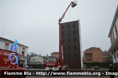 Iveco EuroCargo 120E22 III serie
Vigili del Fuoco
Comando Provinciale di Reggio Emilia
Piattaforma antincendio da 28 metri
Allestimento Cela
VF 27010

Si ringrazia il Comandante e tutto il 
personale del Comando per la 
disponibilità e la collaborazione
Parole chiave: Iveco EuroCargo_120E22_IIIserie VF27010