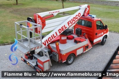 Iveco Daily 70C17 V serie
Vigili del Fuoco
Comando Provinciale di Ferrara
Distaccamento Volontario di Bondeno
Piattaforma aerea da 24 m allestimento Iveco-Magirus - Socage
VF 26947
Parole chiave: Iveco Daily_70C17_Vserie VF26947