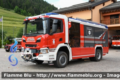 Scania P450
Vigili del Fuoco
Unione Distrettuale di Fassa
Corpo di Pozza di Fassa (TN)
Allestimento Rosenbauer
VF 1M0 TN
Parole chiave: Scania P450 VF1M0TN