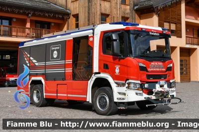 Scania P450
Vigili del Fuoco
Unione Distrettuale di Fassa
Corpo di Pozza di Fassa (TN)
Allestimento Rosenbauer
VF 1M0 TN
Parole chiave: Scania P450 VF1M0TN