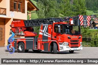  Scania P320
Vigili del Fuoco
Unione Distrettuale di Fassa 
Assegnata al corpo di Pozza di Fassa (TN)
Allestimento Rosenbauer
VF 4W5 TN
Parole chiave:  Scania P320 VF4W5TN 