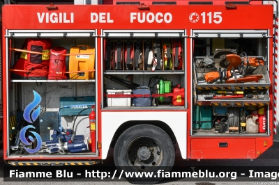 Iveco EuroFire 150E27 I serie
Vigili del Fuoco
Comando Provinciale di Ferrara
Distaccamento Permanente di Portomaggiore
Allestimento Iveco-Magirus
VF 18545
Parole chiave: Iveco EuroFire_150E27_Iserie VF18545