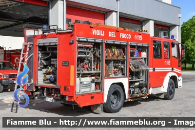 Iveco EuroFire 150E27 I serie
Vigili del Fuoco
Comando Provinciale di Ferrara
Distaccamento Permanente di Portomaggiore
Allestimento Iveco-Magirus
VF 18545
Parole chiave: Iveco EuroFire_150E27_Iserie VF18545