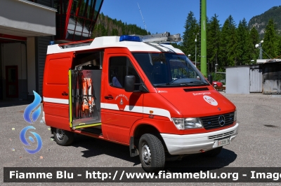 Mercedes-Benz Sprinter 4x4 II serie
Vigili del Fuoco
Unione distrettuale di Fassa
Corpo Volontario di Canazei (TN)
Allestimento Divitec
VF D35 TN
Parole chiave: Mercedes-Benz Sprinter_4x4_IIserie VFD35TN