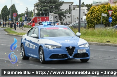 Alfa Romeo Nuova Giulia Q4
Polizia di Stato
Polizia Stradale
POLIZIA M2700
in scorta al Giro d'Italia 2021
Vettura "1"
Parole chiave: Alfa-Romeo Nuova_Giulia_Q4  POLIZIAM2700 Giro_D_Italia_2021