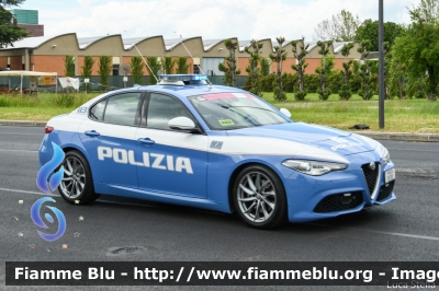 Alfa Romeo Nuova Giulia Q4
Polizia di Stato
Polizia Stradale
POLIZIA M2700
in scorta al Giro d'Italia 2021
Vettura "1"
Parole chiave: Alfa-Romeo Nuova_Giulia_Q4  POLIZIAM2700 Giro_D_Italia_2021