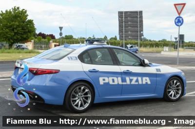 Alfa Romeo Nuova Giulia Q4
Polizia di Stato
Polizia Stradale
POLIZIA M2700
in scorta al Giro d'Italia 2021
Vettura "1"
Parole chiave: Alfa-Romeo Nuova_Giulia_Q4  POLIZIAM2700 Giro_D_Italia_2021